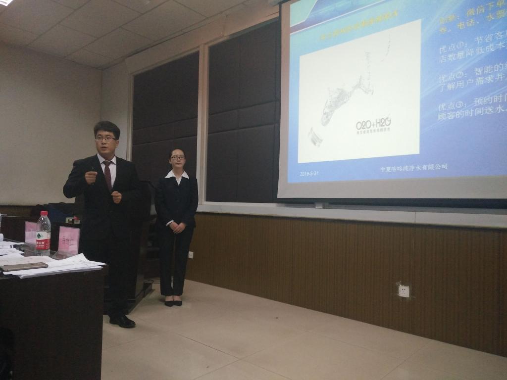 苏洋同学在展示参赛项目